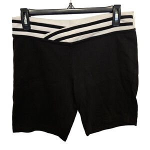 NWOT Women’s Size Large Black and White Activewear Shorts‎